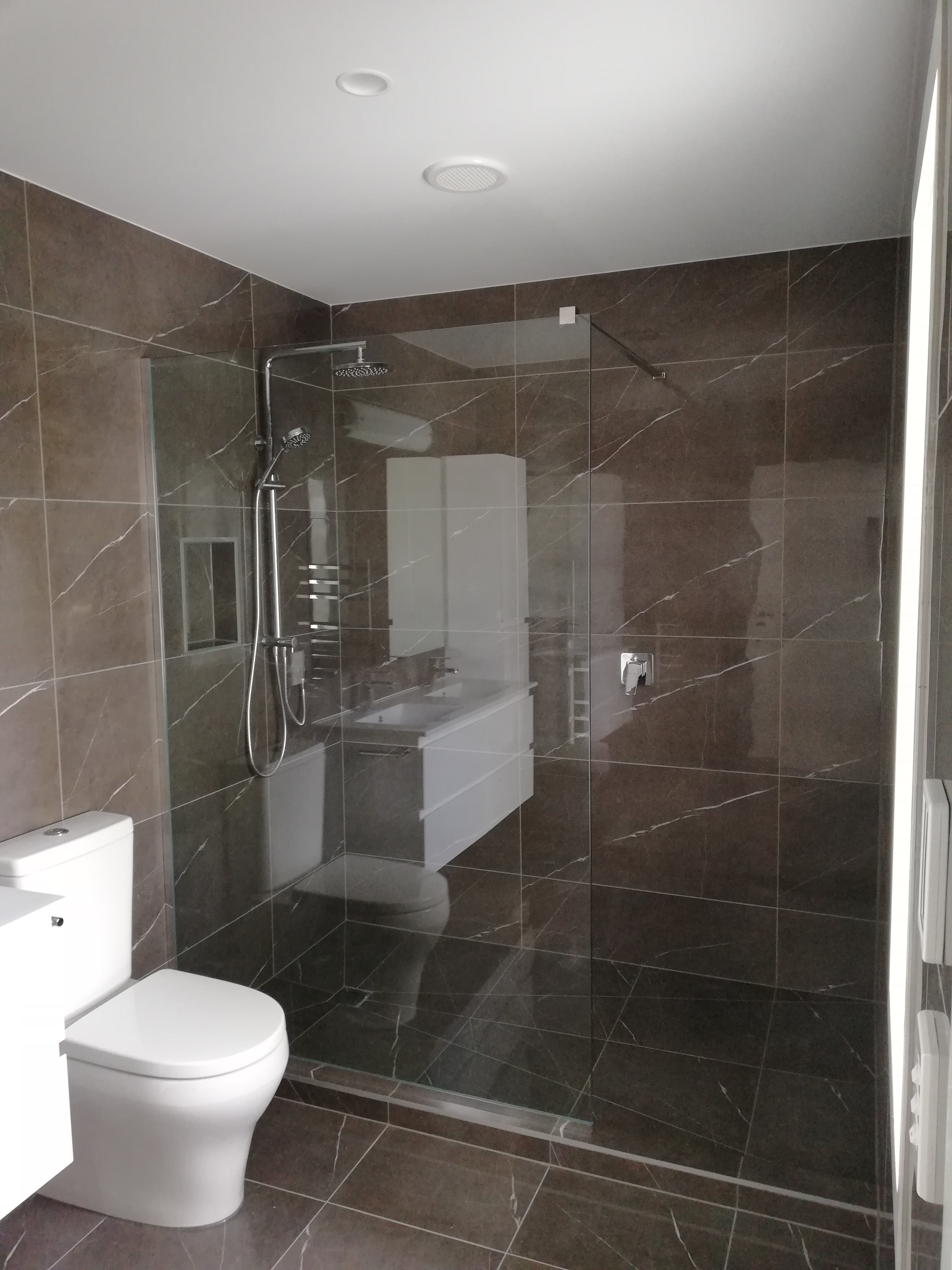 Modern bathroom by Bosen Tiling