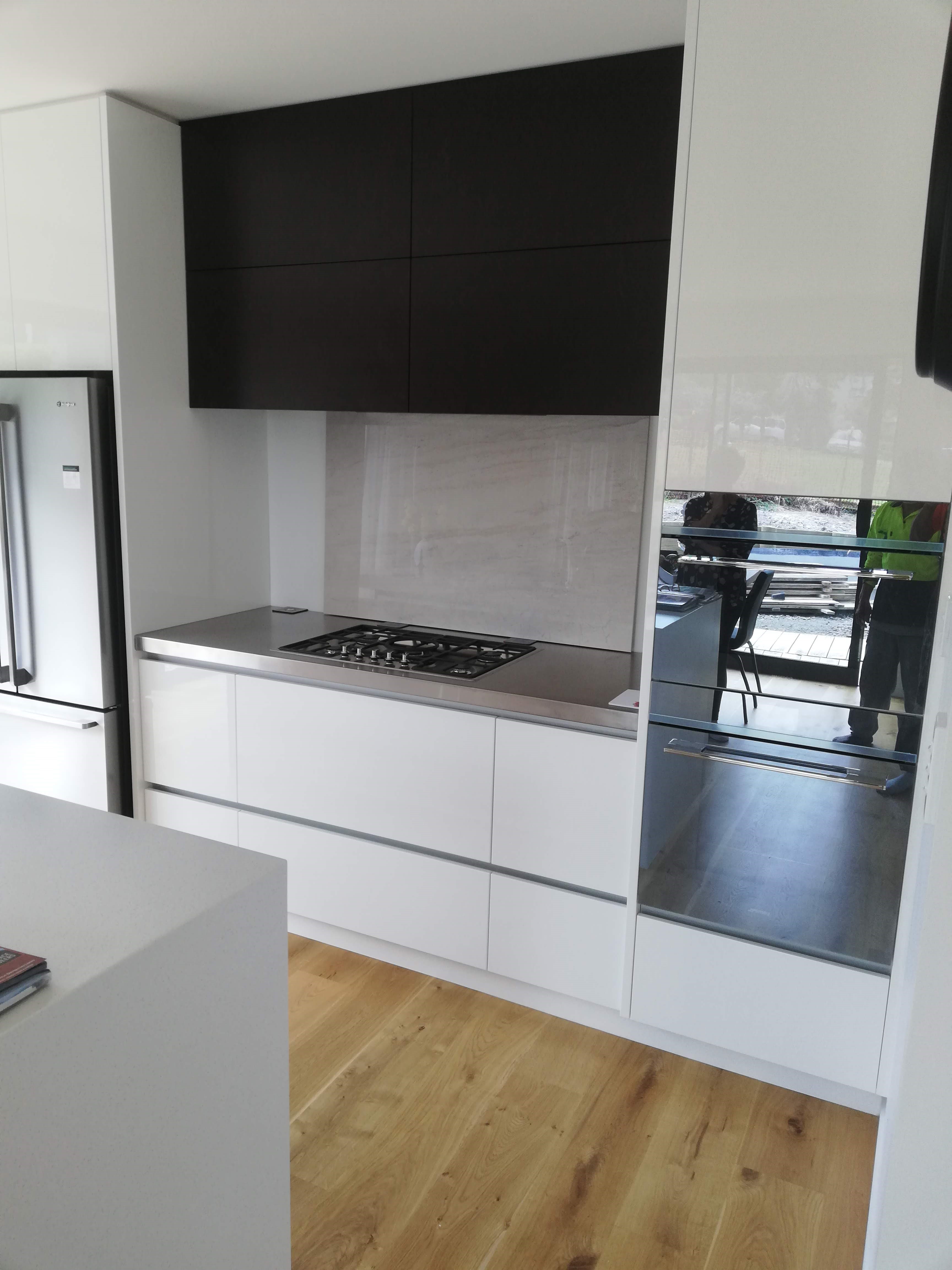 Modern white kitchen tiling